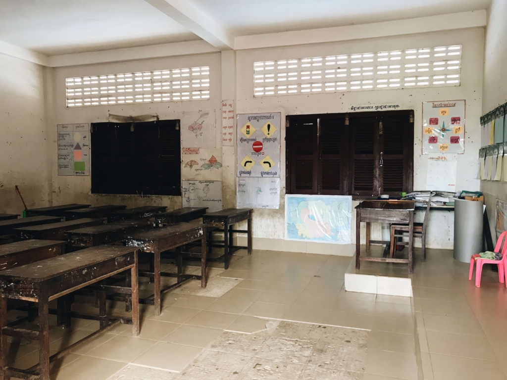 床のタイルが剥がれている教室